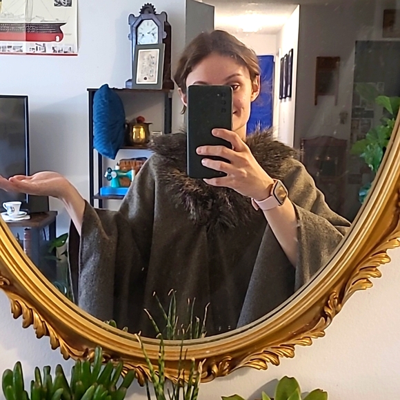 ⭐ $5 Fuzzy Faux Fur-Lined Poncho/Cape With Button and Tassels One Size Fits Most - Picture 9 of 9